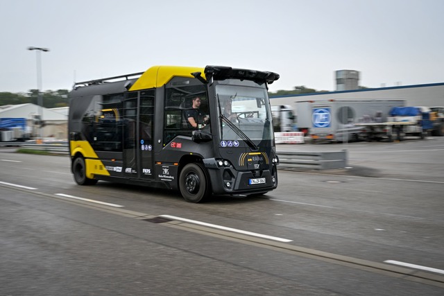 Bei dem Projekt RABus sollen autonom f...icherheitsfahrer ist aber mit an Bord.  | Foto: Felix K&auml;stle/dpa