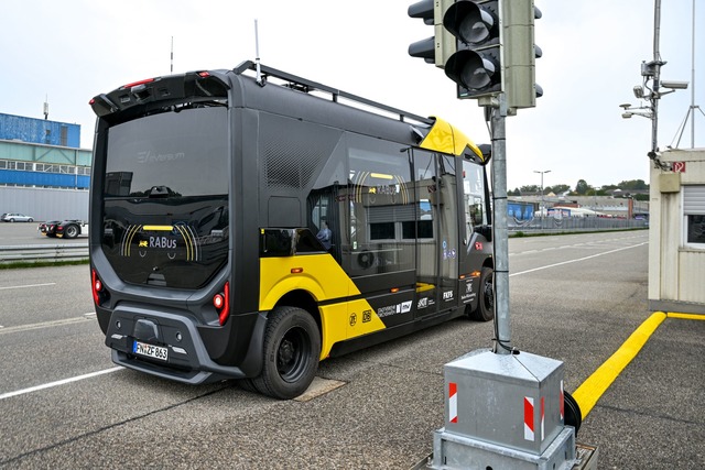 Die autonom fahrenden Kleinbusse solle...0 Kilometer pro Stunde schnell fahren.  | Foto: Felix K&auml;stle/dpa