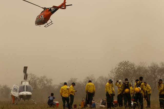 Indigene Feuerwehrleute warten auf ihren n&auml;chsten Einsatz.  | Foto: Diego Cardoso/dpa