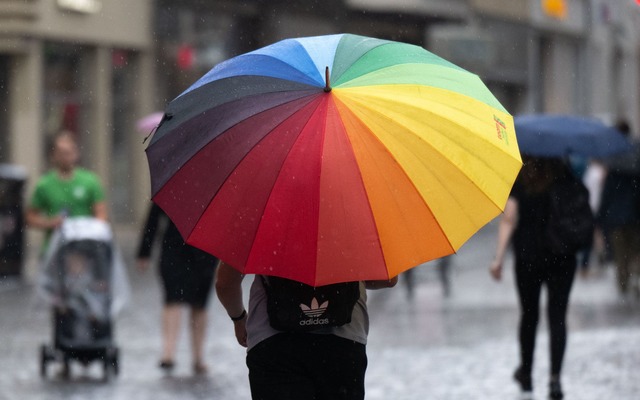 Der Oktober startet in Baden-W&uuml;rttemberg mit Dauerregen. (Symbolbild)  | Foto: Hendrik Schmidt/dpa