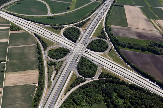 Die A6 ist beim Kreuz Walldorf in ein ...mmbett verwandelt worden. (Archivbild)  | Foto: Uli Deck/dpa