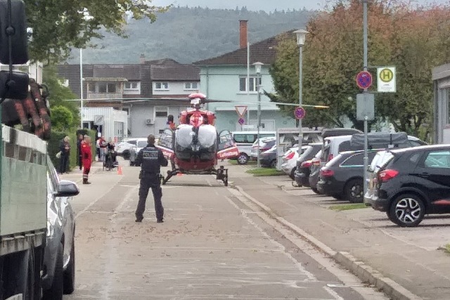 Am Dienstagvormittag landete ein Hubsc...r vor dem August-Ruf-Bildungs-Zentrum.  | Foto: Benedikt Hecht