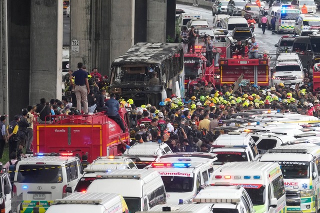 Zahlreiche Retter waren im Einsatz, je...r die meisten jede Hilfe zu sp&auml;t.  | Foto: Sakchai Lalit/AP/dpa