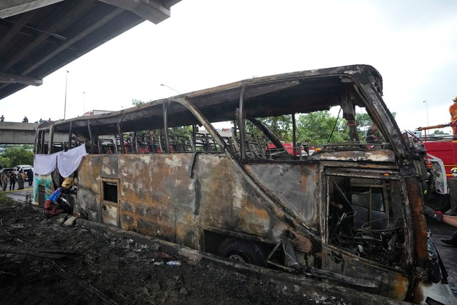 Der Bus, der gasbetrieben gewesen sein soll, brannte lichterloh.  | Foto: Sakchai Lalit/AP/dpa