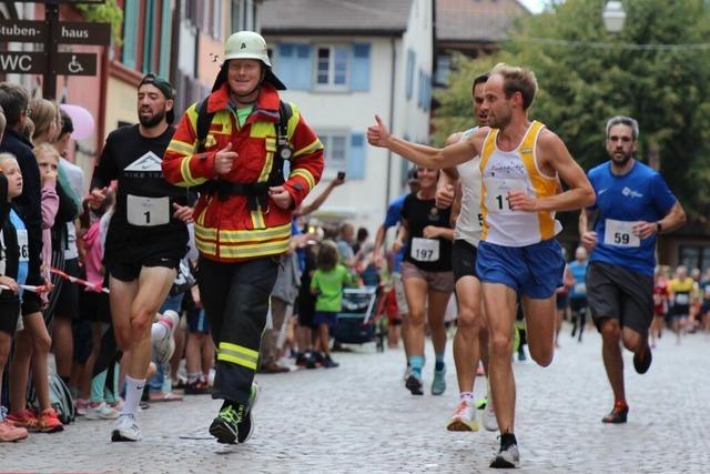 Staufener Feuerwehrleute treten in Brandschutzkleidung beim Altstadtlauf an