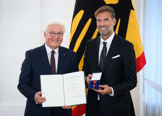 J&uuml;rgen Klopp hat den Verdienstord... das Thema Bundestrainer ausgeblendet.  | Foto: Bernd von Jutrczenka/dpa