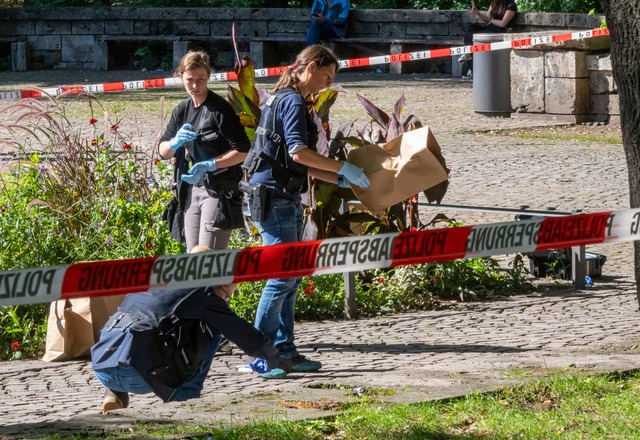 Der Hauptverd&auml;chtige nach der T&o... Alten Botanischen Garten ist gefasst.  | Foto: Peter Kneffel/dpa