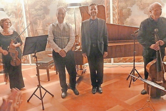 Brigitte Tubl (Violine, von links), P...enz Duftschmid (Arpeggione) im Schloss  | Foto: Bianca Flier