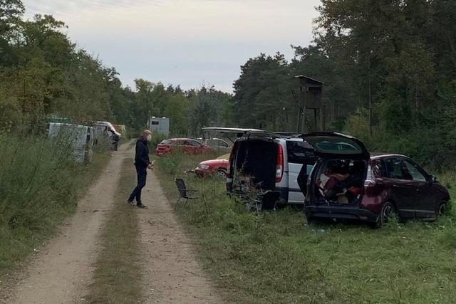 Polizei lsst illegale Party im Neuenburger Rheinwald gewhren