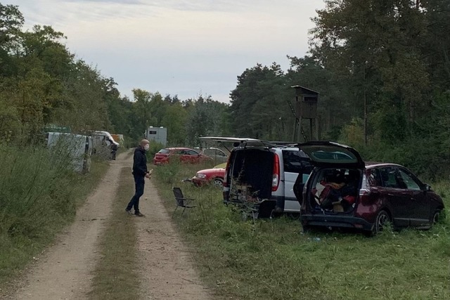 Viele Autos standen auf dem Magerrasen.  | Foto: privat