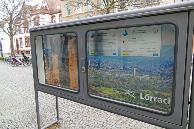 Die ersten beiden Tafeln des Menschen-...swegs stehen beim  Rathaus in Lrrach.  | Foto: Dora Schls