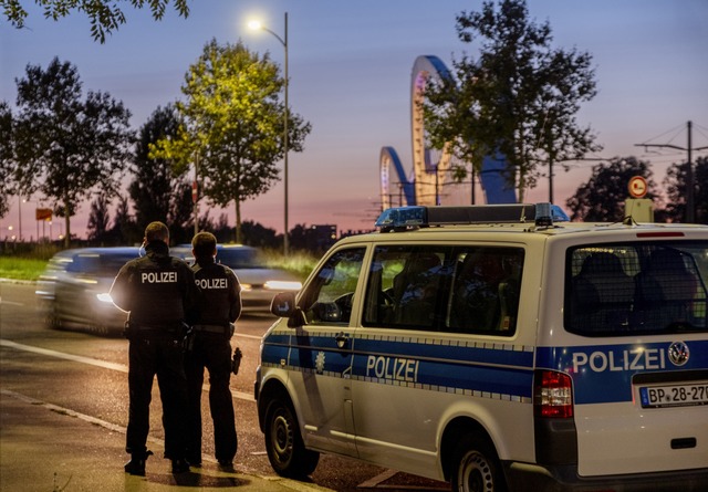 Die Bundespolizei kontrolliert an der ...l so wenig wie mglich gestrt werden.  | Foto: Michael Probst (dpa)