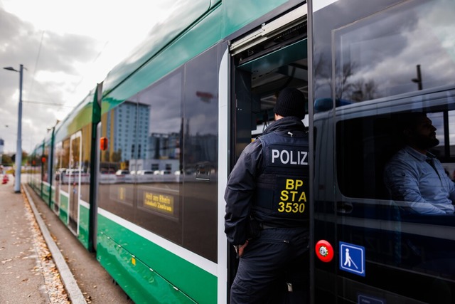 Auch in den Straenbahnen aus Basel na...Rhein sind Bundespolizisten unterwegs.  | Foto: Philipp von Ditfurth (dpa)