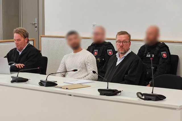 Kopfsch&uuml;ttelnd h&ouml;rte sich der Angeklagte das Urteil gegen ihn an.  | Foto: Christian Brahmann/dpa