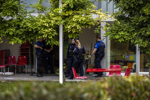 Einsatzkr&auml;fte waren vor einem Geb...agesst&auml;tte sein soll, im Einsatz.  | Foto: Michael Buholzer/KEYSTONE/dpa