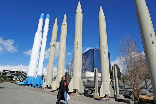 Im Iran produzierte Raketen bei einer Ausstellung in Teheran (Archivbild)  | Foto: Vahid Salemi (dpa)