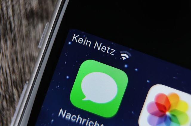 Ein nur mit WLAN verbundenes Smartphone hat kein Mobilfunk-Netz.  | Foto: Karl-Josef Hildenbrand/dpa