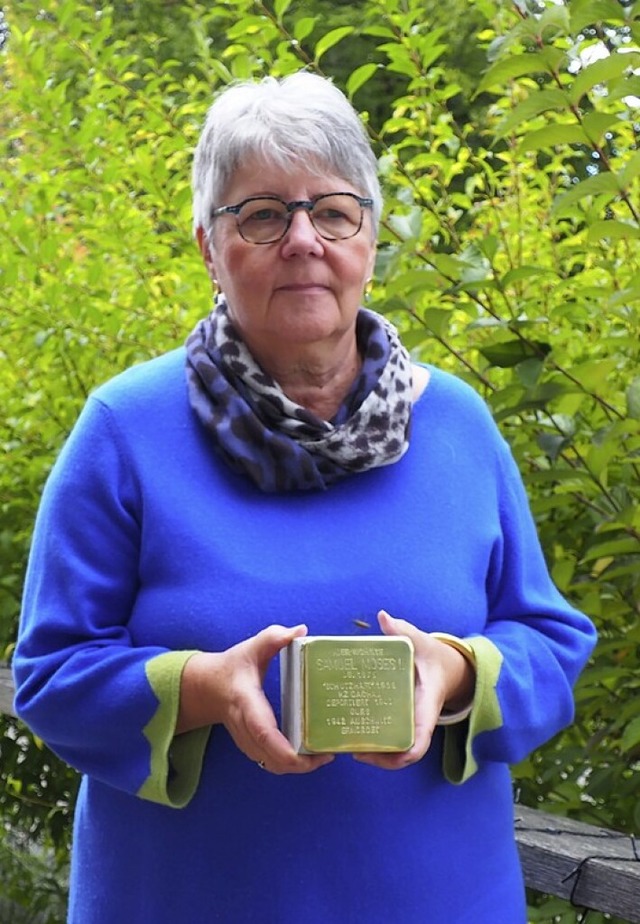 Marion Caspers-Merk mit dem Stolperste... mit 12 weiteren, verlegt werden soll.  | Foto: Herbert Frey