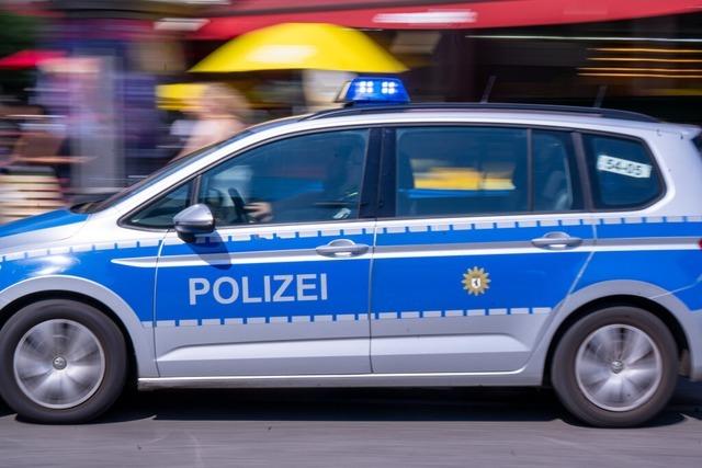 Auto verliert einen Stuhl, es kommt zu einem Unfall