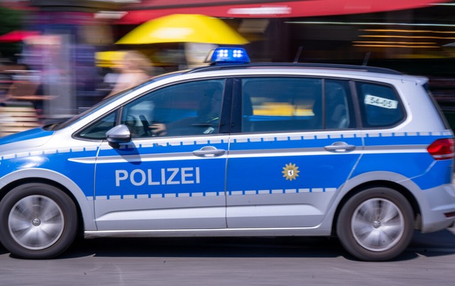 Auto verliert einen Stuhl aus dem Kofferraum. Die Polizei sucht Zeugen.  | Foto: Monika Skolimowska (dpa)