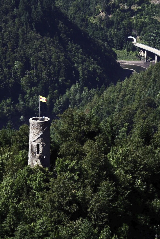 Vom Turm der Ruine Brenfels hat man e...der Ehwaldbrcke und dem Ehwaldtunnel.  | Foto: Ernst Brugger