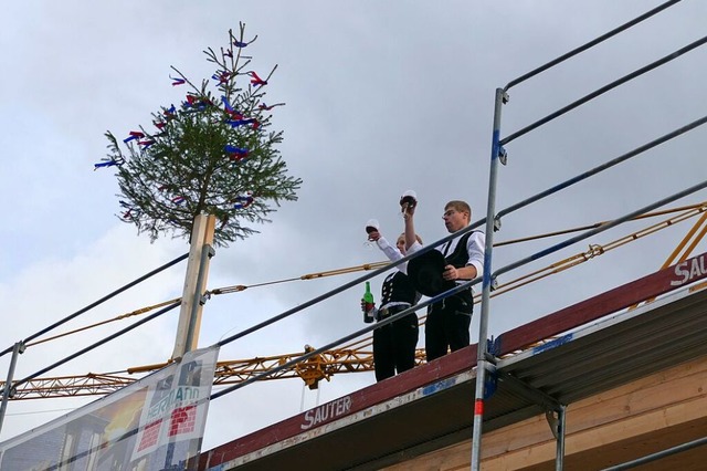 Zimmerleute des Bauunternehmers Herman... fliegt die Flasche klirrend vom Dach.  | Foto: Sophie Radix