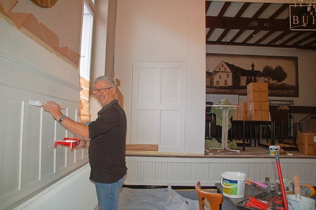 Manuel Husel ist gelernter Maler. Der...nierung nach dem Brand selbst Hand an.  | Foto: Petra Wunderle