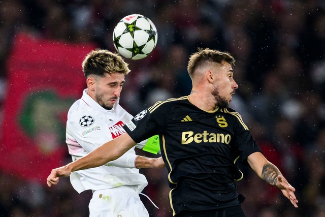 Sparta Prag erwies sich als harter Bro...uml;r den VfB und Atakan Karazor (l.).  | Foto: Tom Weller/dpa