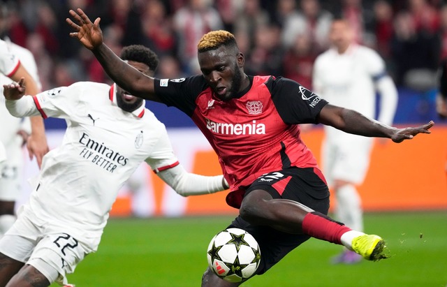 Kurz danach jubelten alle Leverkusen-Fans: Victor Boniface trifft zum 1:0.  | Foto: Michael Probst/AP/dpa