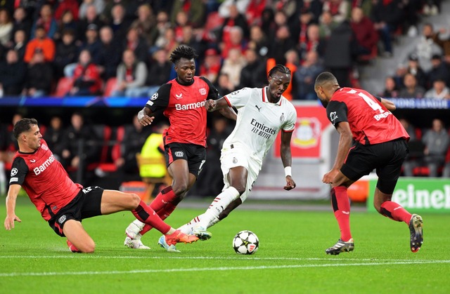 Harter Kampf in der BayArena zwischen Bayer und Milan  | Foto: Federico Gambarini/dpa