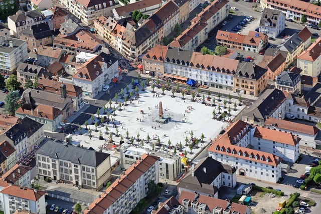 Blick auf den Abbatucci-Platz in Hunin...det dort der offizielle Festakt statt.  | Foto: Erich Meyer