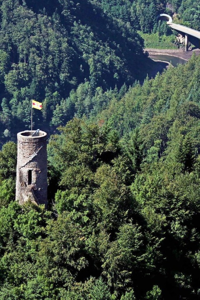 Vom Turm der Ruine Brenfels hat man e...der Ehwaldbrcke und dem Ehwaldtunnel.  | Foto: Ernst Brugger