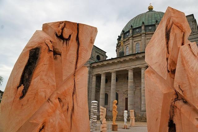 Weideabtrieb und Auktion der Holzskulpturen