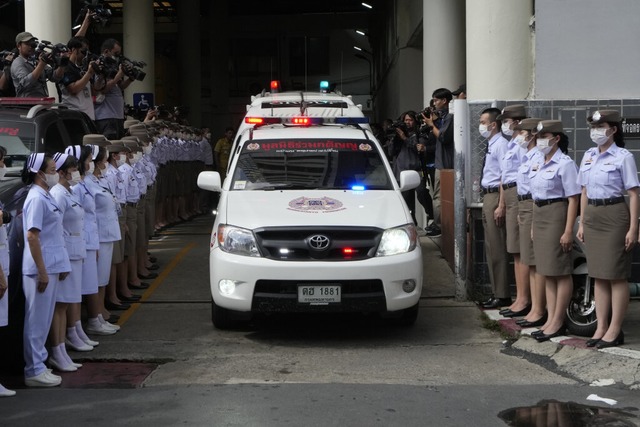 Ein Krankenwagen mit einem Todesopfer ...llem Kinder. <Bildquelle></Bildquelle>  | Foto: Sakchai Lalit (dpa)