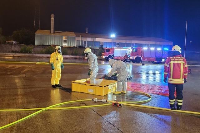 Stark tzende Substanz tritt aus einem Lastwagen auf dem Zollhof in Weil am Rhein aus