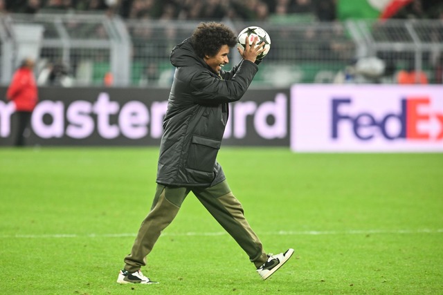 Der Lohn f&uuml;r eine Gala: Karim Ade...k gegen Celtic Glasgow mit nach Hause.  | Foto: Bernd Thissen/dpa