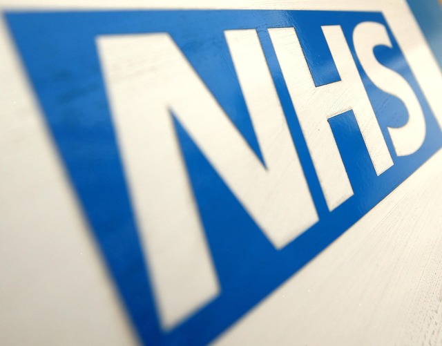 Der britische Gesundheitsdienst NHS gi...stet und unterfinanziert. (Archivbild)  | Foto: Dominic Lipinski/Press Association/dpa