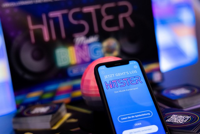 Die App spiel die Musik ein, die Spiel...r gilt als erfolgreiches Hybrid-Spiel.  | Foto: Rolf Vennenbernd/dpa