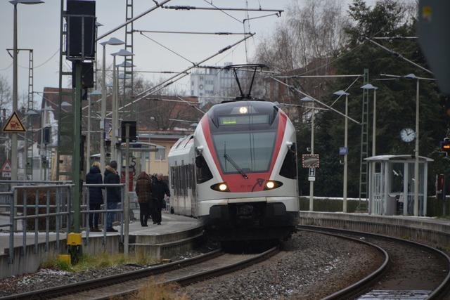 Bahnreisende sollten an einem bergang in Lrrach besser Gummistiefel tragen