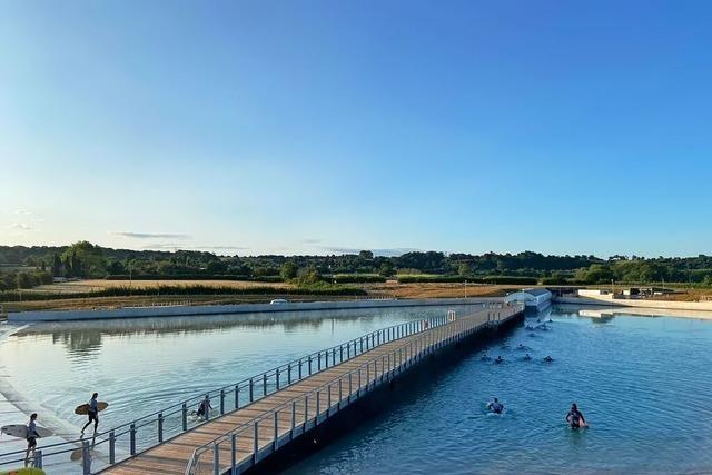 Was die Lahrer Delegation beim Besuch des Surfparks in Bristol erwartet