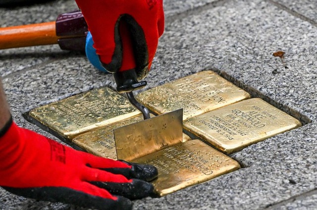 Am 9. Oktober werden die Stolpersteine verlegt.  | Foto: Jens Kalaene (dpa)