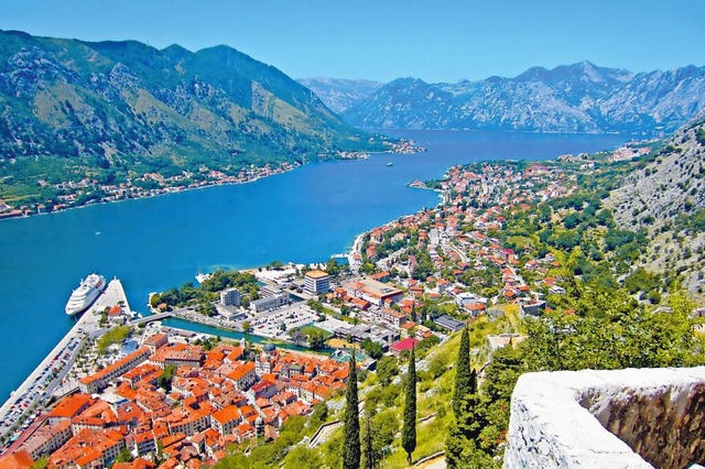 Majesttische Berge umgeben die Bucht von Kotor  | Foto: DER Touristik Deutschland GmbH