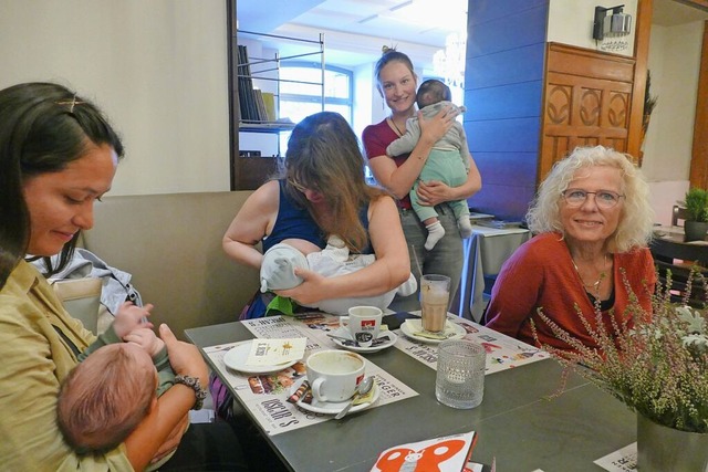 Hebamme Anne Glckler (rechts) hat das  Treffen initiiert.  | Foto: Sebastian S Kurtenacker