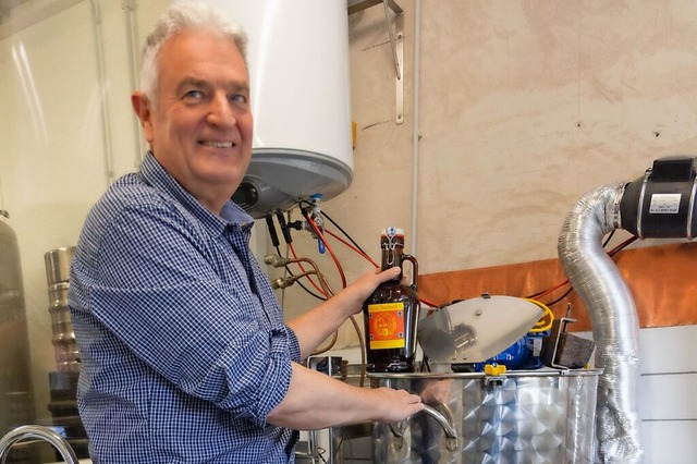 Braumeister Michael Oppenlnder braut derzeit fnf Biersorten.  | Foto: Hubert Gemmert