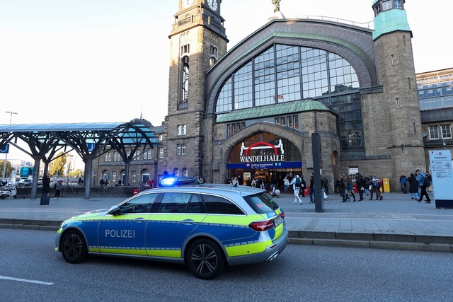 &Uuml;ber die Polizei hat das Gesundhe...estsetzung im Hauptbahnhof veranlasst.  | Foto: Bodo Marks/dpa