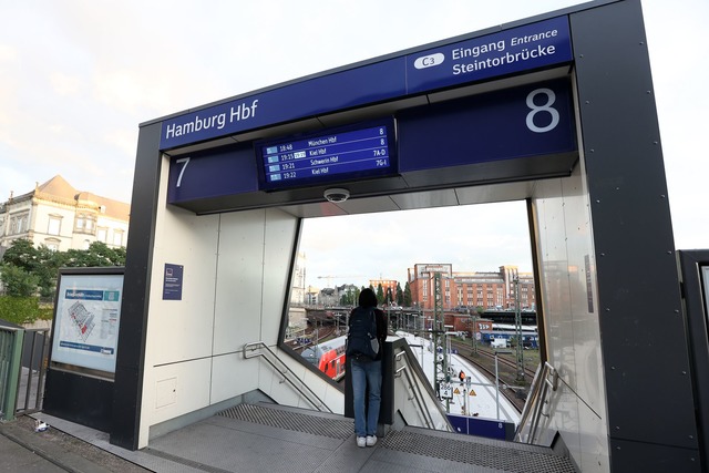 Ein Bahnsteig wurde zwischenzeitlich gesperrt.  | Foto: Bodo Marks/dpa