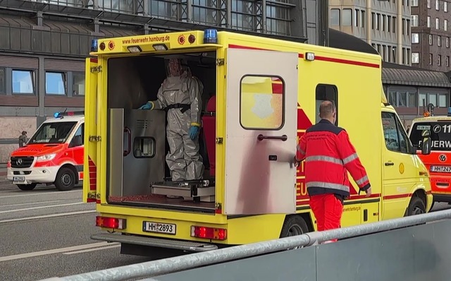 Ein Einsatzwagen am Hamburger Hauptbahnhof  | Foto: Andr&eacute; Lenthe/Lenthe Medien/dpa