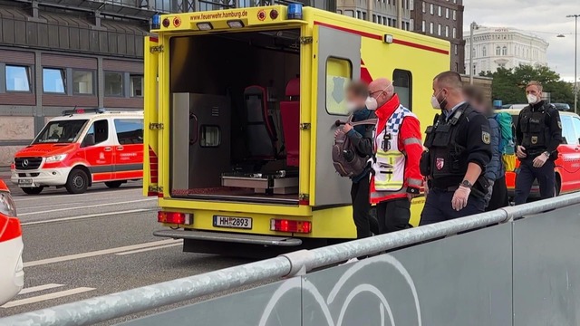 Einsatzkr&auml;fte mit Mundschutz begl...en der Feuerwehr vor dem Hauptbahnhof.  | Foto: Andr&eacute; Lenthe/Lenthe Medien/dpa