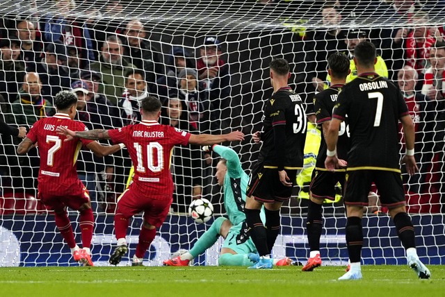 Weltmeister Alexis Mac Allister (2.v.l...f beim Liverpool-Erfolg gegen Bologna.  | Foto: Peter Byrne/PA Wire/dpa