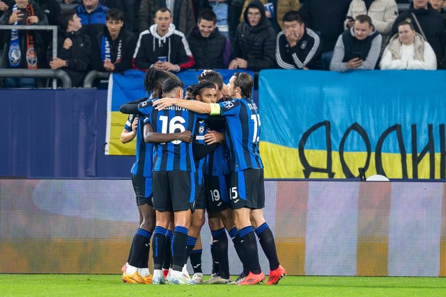 Atalanta Bergamo gewann in der Champio...uver&auml;n im Stadion des FC Schalke.  | Foto: David Inderlied/dpa